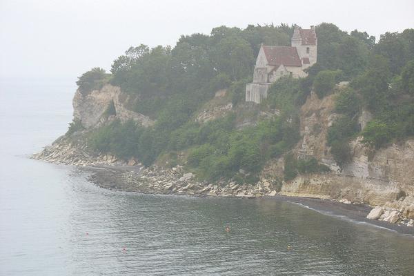 Stevns Klint mit Alter Kirche von Højerup (Stevns Klint / Højerup Gamle Kirke) – Bild 1 vergrößern