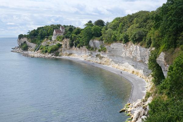 Stevns Klint mit Alter Kirche von Højerup (Stevns Klint / Højerup Gamle Kirke) – Bild 2 vergrößern