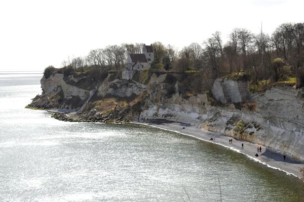 Stevns Klint mit Alter Kirche von Højerup (Stevns Klint / Højerup Gamle Kirke) – Bild 3 vergrößern