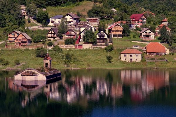 Versunkene Kirche Sveti Nikola am Mavrovo-See (Црква Свети Никола / Crkva Sveti Nikola, Mavrovo) – Bild 1 vergrößern