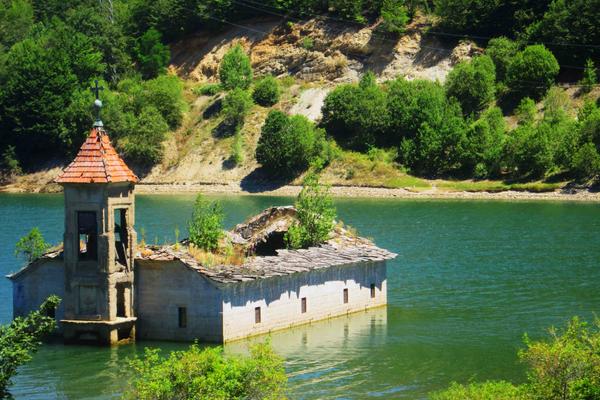 Versunkene Kirche Sveti Nikola am Mavrovo-See (Црква Свети Никола / Crkva Sveti Nikola, Mavrovo) – Bild 2 vergrößern