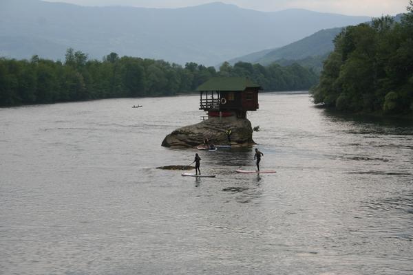 Haus auf dem Felsen in der Drina (Кућица на Дрини / Kućica na Drini) – Bild 1 vergrößern