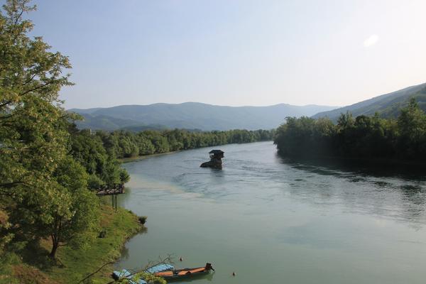 Haus auf dem Felsen in der Drina (Кућица на Дрини / Kućica na Drini) – Bild 2 vergrößern