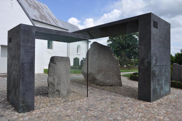 Königsmonumente von Jelling (Jellingstenene / Kongernes Jelling) – Bild 1 vergrößern