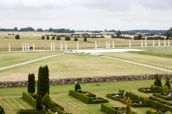 Königsmonumente von Jelling (Jellingstenene / Kongernes Jelling) – Bild 2 vergrößern