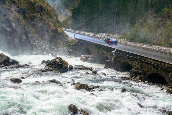 Låtefoss (Låtefossen, Rv 13) – Bild 2 vergrößern