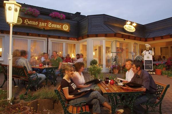 Landgasthof Haus zur Sonne – Bikerhotel Hesborn – Bild 1 vergrößern