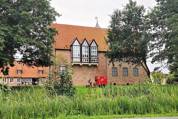 Pavillon an der Burg – Imbiss & Bikertreff Bad Bederkesa – Bild 1 vergrößern