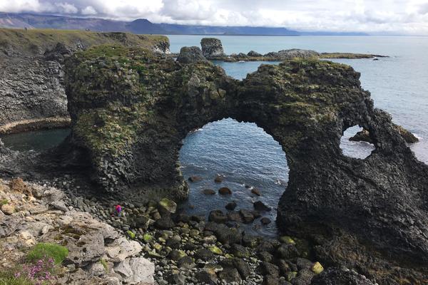 Arnarstapi mit Gatklettur (Arnarstapi, Útnesvegur 574) – Bild 2 vergrößern