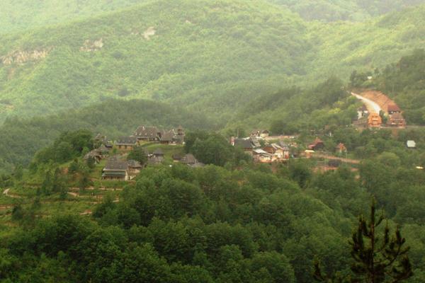 Holzdorf Drvengrad (Дрвенград / Küstendorf, Mećavnik) – Bild 1 vergrößern