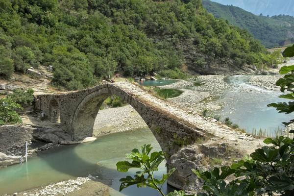 Thermalquellen von Bënjë mit Kadiu-Brücke (Llixhat e Bënjës / Ura e Kadiut) – Bild 1 vergrößern