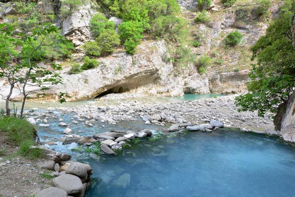 Thermalquellen von Bënjë mit Kadiu-Brücke (Llixhat e Bënjës / Ura e Kadiut) – Bild 2 vergrößern