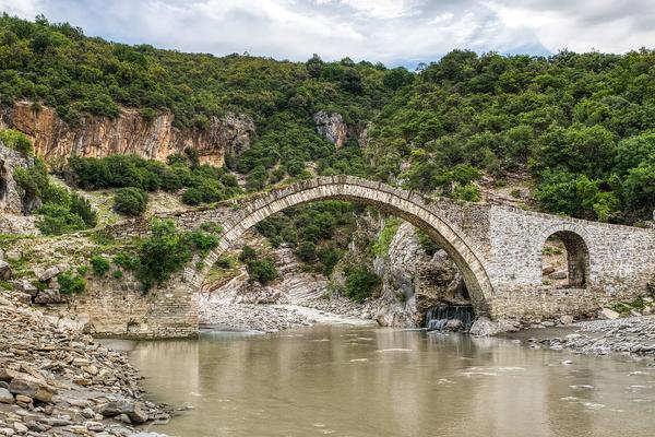 Thermalquellen von Bënjë mit Kadiu-Brücke (Llixhat e Bënjës / Ura e Kadiut) – Bild 3 vergrößern