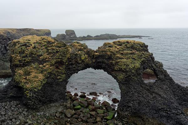 Arnarstapi mit Gatklettur (Arnarstapi, Útnesvegur 574) – Bild 3 vergrößern