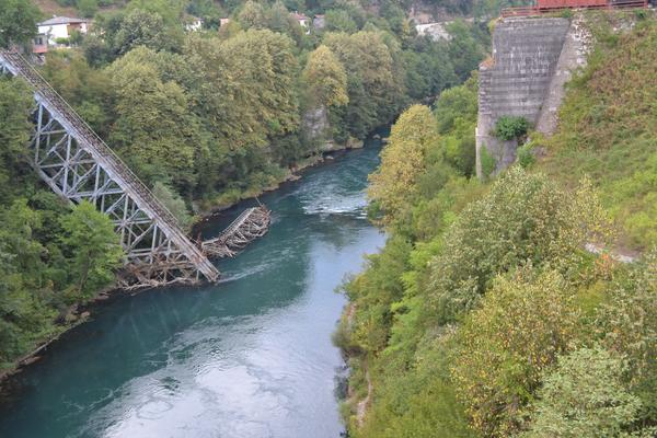 Zerstörte Brücke von Jablanica mit Neretva-Museum (Srušeni most / Muzej Bitka za ranjenike na Neretvi, M17) – Bild 1 vergrößern