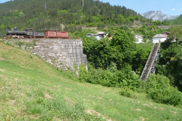 Zerstörte Brücke von Jablanica mit Neretva-Museum (Srušeni most / Muzej Bitka za ranjenike na Neretvi, M17) – Bild 2 vergrößern