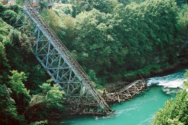 Zerstörte Brücke von Jablanica mit Neretva-Museum (Srušeni most / Muzej Bitka za ranjenike na Neretvi, M17) – Bild 3 vergrößern