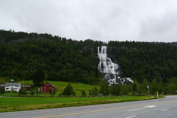 Tvindefossen (Tvindefossen / Trollafossen, E16) – Bild 2 vergrößern