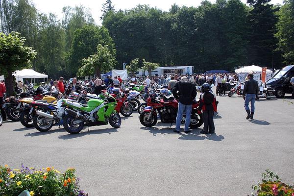 Bikertreff Johanniskreuz (Parkplatz an der B 48) – Bild 1 vergrößern